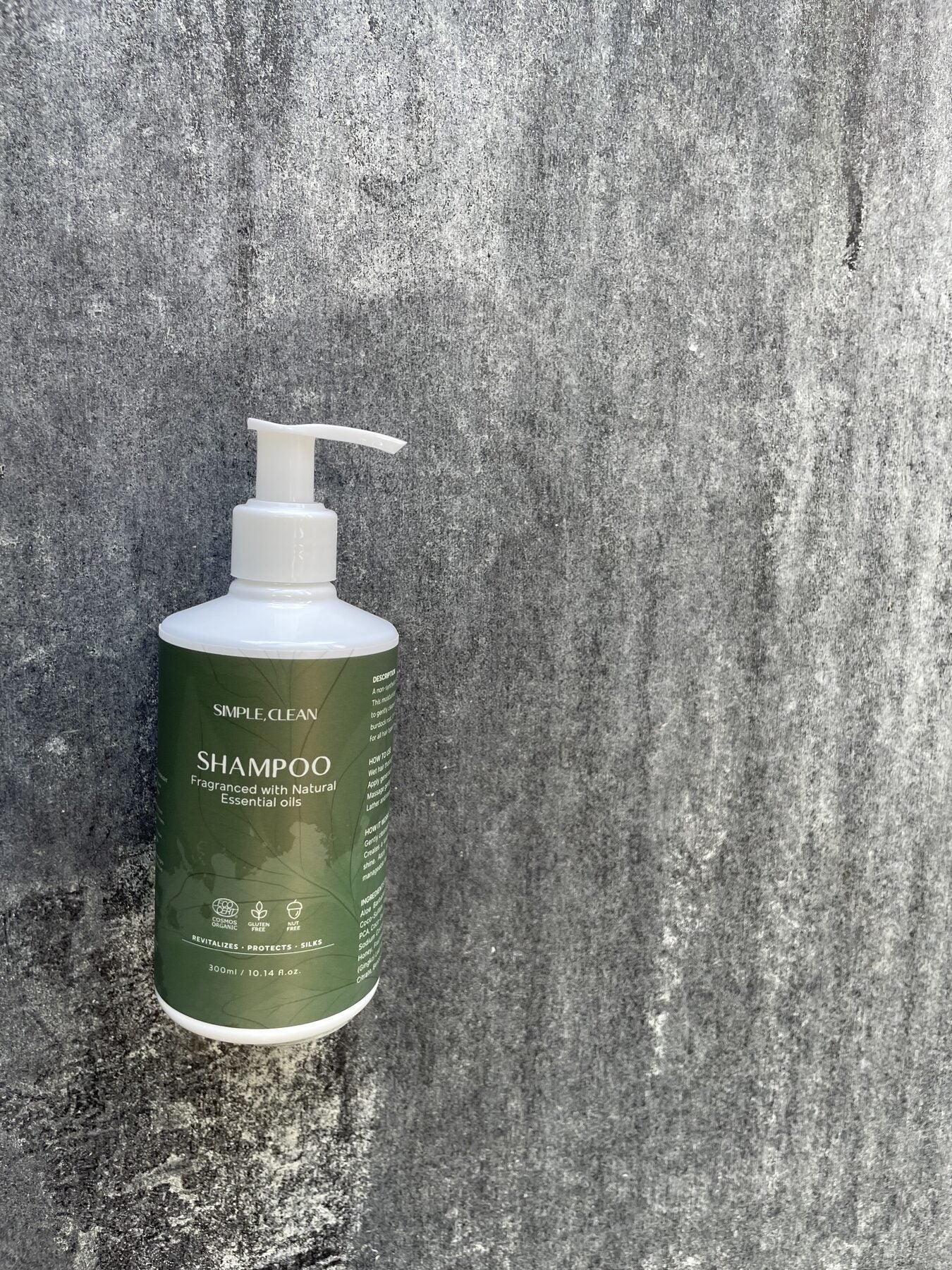 Simple Clean shampoo på ren baggrund