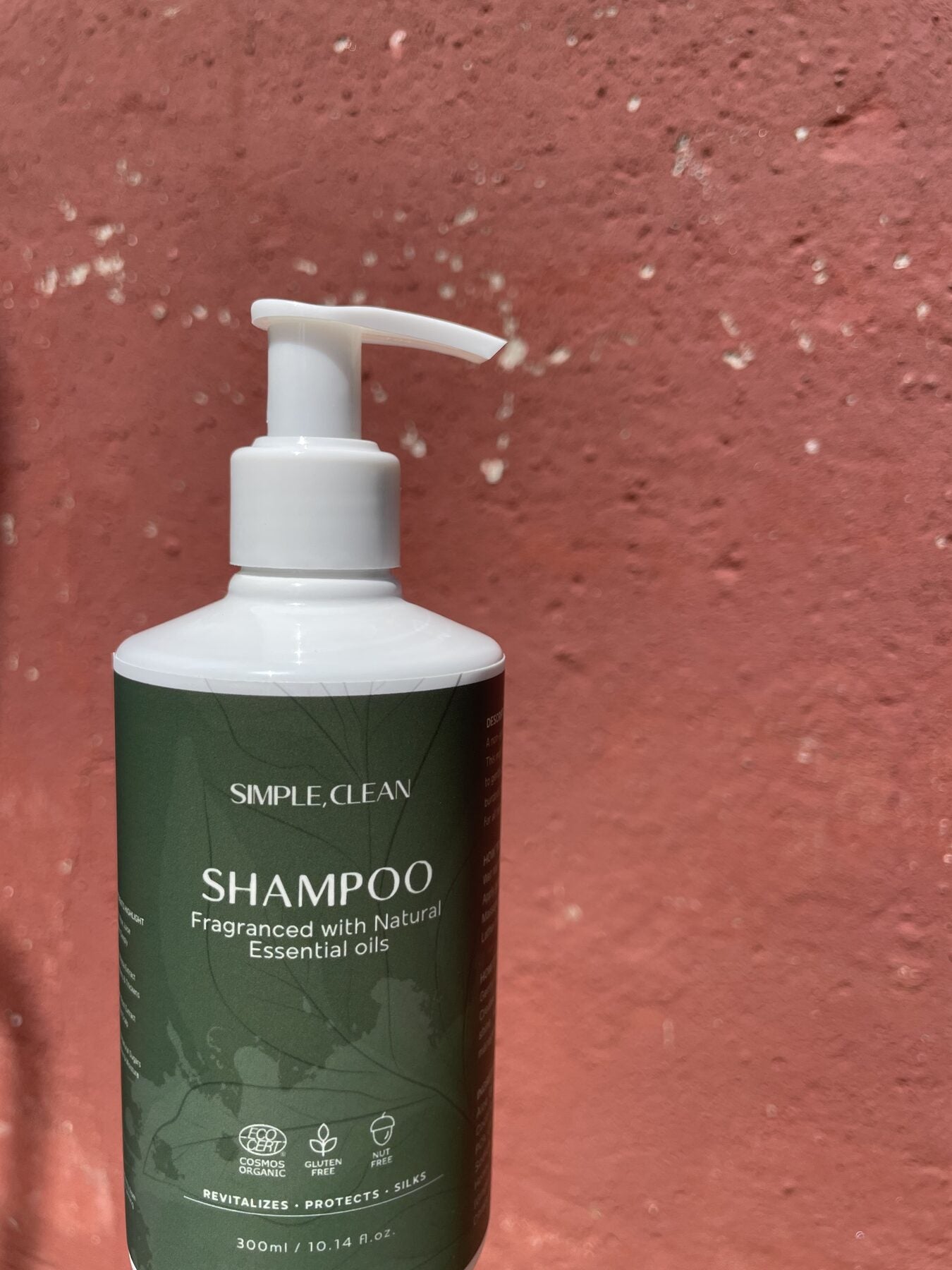 Simple Clean flasker og deodorant i minimalistisk miljø